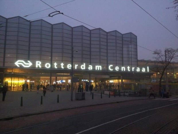 CS Rotterdam centraal station voorzien van een Haaxman lichtreclame