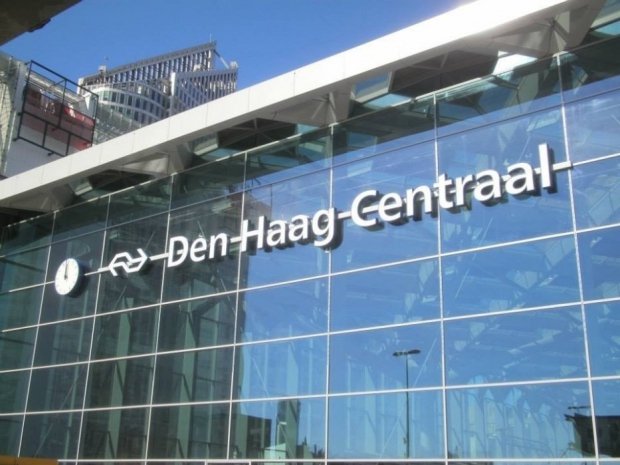 Den Haag CS Centraal Station voorzien van klok en gevelbelettering tegen glasgevel aan door Haaxman Lichtreclame