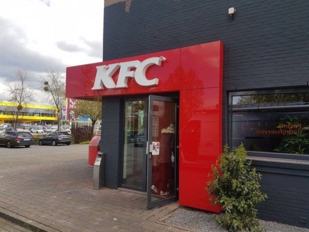 KFC entree tekst geleverd door Haaxman Lichtreclame